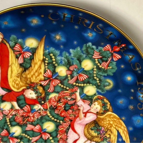 1995 Avon Christmas Plate Trimming the Tree Peggy Toole Gold Trim Collectible - Picture 10 of 15